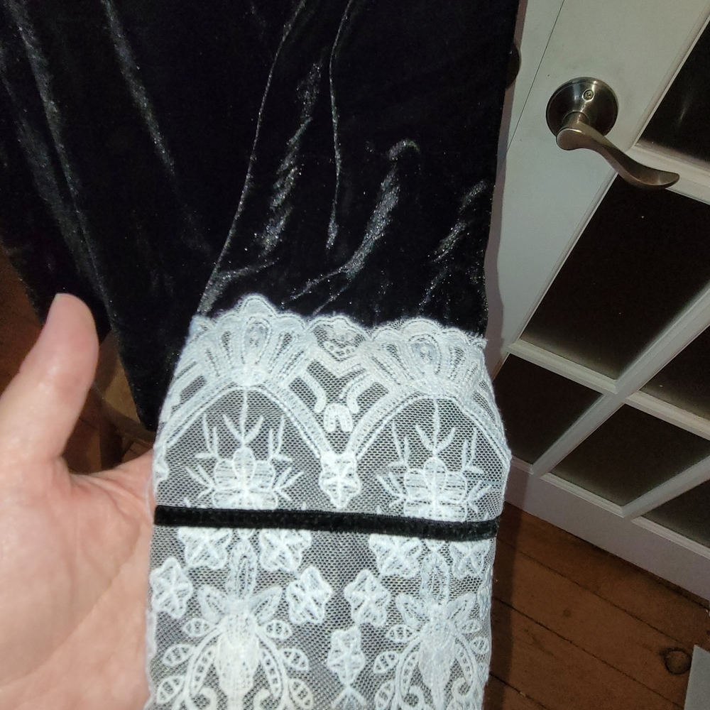 Classic velour tunic with white lace trim - Picture 4 of 9